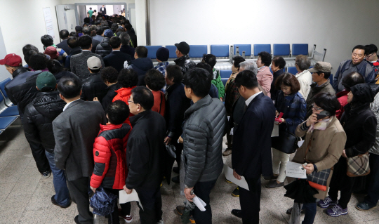 국민의당 대선후보 선출을 위한 전국 순회경선이 시작된 25일 광주 동구청 지하에 마련된 현장투표소를 찾은 시민이 차례를 기다리고 있다. /연합뉴스