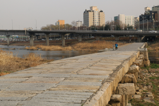 조선시대 가장 긴 돌다리인 ‘살곶이 다리’의 모습. 조선시대에는 서울과 지방을 연결하는 핵심 간선도로였다.