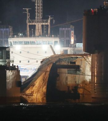 24일 전남 진도군 인근 해역에서 세월호 선체의 반잠수식 선박 선적작업이 진행되고 있다. /진도=연합뉴스