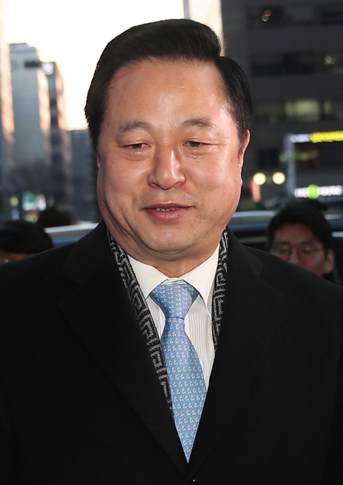 '반문 인사·경쟁자' 김두관 의원, 문재인 캠프 전격 합류