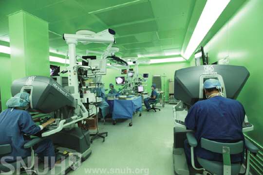 초기 췌장암은 복강경이나 로봇 수술로 종양 등을 제거하면 복부 절개를 줄이고 통증·회복기간을 줄일 수 있다. 사진은 서울대병원 로봇수술실.
