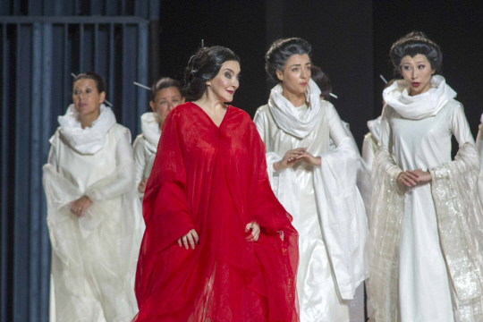 오페라 '나비부인' 의상 디자이너 레지나 쉬레커 '113년만에 기모노 벗기고 '나비부인'의 본질 입혔죠'