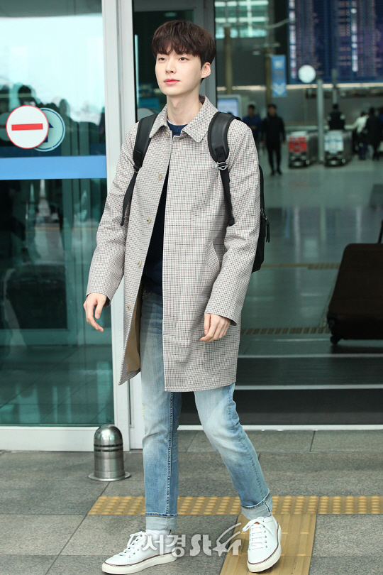 배우 안재현이 해외일정 차 24일 오후 인천 중구 운서동에 위치한 인천국제공항을 통해 홍콩으로 출국하고 있다.