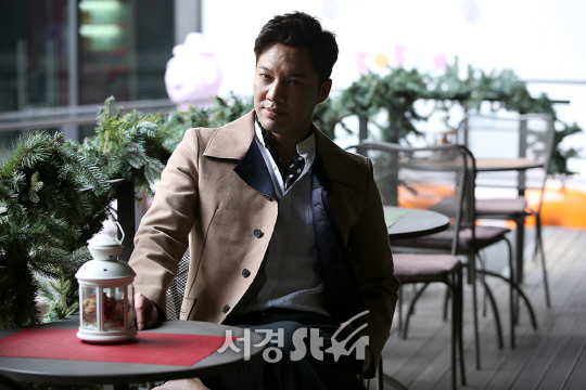 배우 문종원이 26일 오후 서울 종로구 동숭동에 위치한 모 카페에서 인터뷰 전 포즈를 취하고 있다.