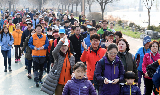 26일 ‘서울경제와 성동구가 함께하는 서울숲길 달팽이 마라톤’에 참가한 시민들이 밝은 표정으로 중랑천을 걷고 있다.  /권욱기자