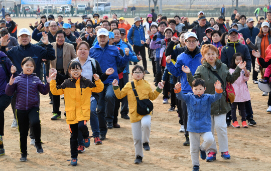 ['달팽이 마라톤' 성동구 현장스케치] '만개 앞둔 개나리 벗삼아 걸으니 상쾌해요'