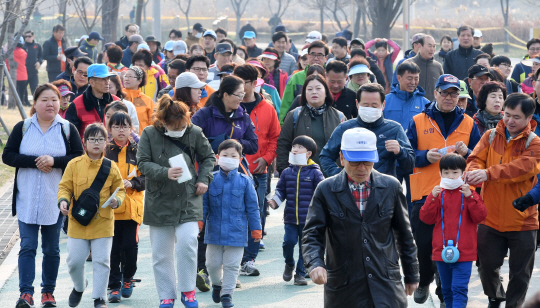 ['달팽이 마라톤' 성동구 현장스케치] '만개 앞둔 개나리 벗삼아 걸으니 상쾌해요'