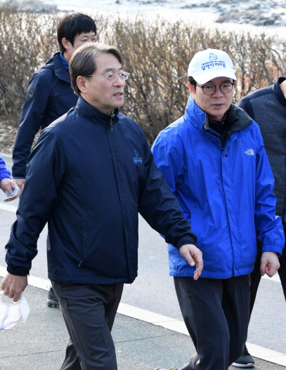 어깨를 맞대고 나란히 … 26일 열린 ‘서울경제와 성동구가 함께하는 서울숲길 달팽이 마라톤’의 중랑천 구간을 이종환(왼쪽) 서울경제신문 대표이사 부회장과  정원오 성동구청장이 나란히 걷고 있다.  /권욱 기자