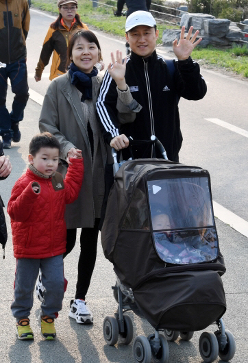 우리는 100점 가족 … 26일 열린 ‘서울경제와 성동구가 함께하는 서울숲길 달팽이 마라톤’을 아이들를 동반한 한 가족이 걷고 있다.  /권욱기자
