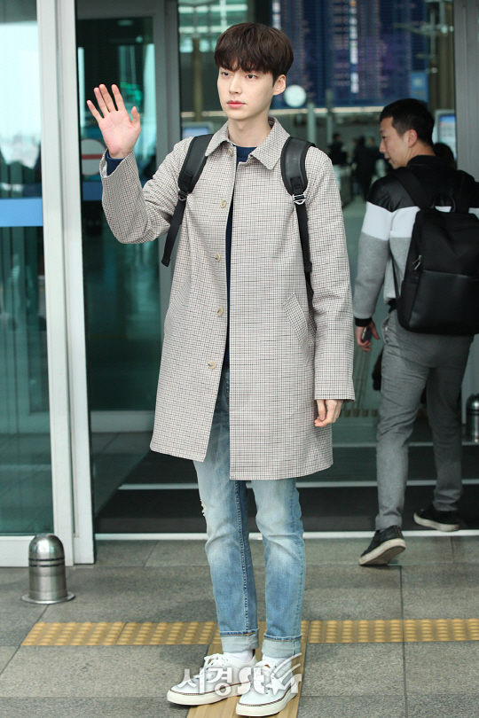 배우 안재현이 해외일정 차 24일 오후 인천 중구 운서동에 위치한 인천국제공항을 통해 홍콩으로 출국하고 있다.