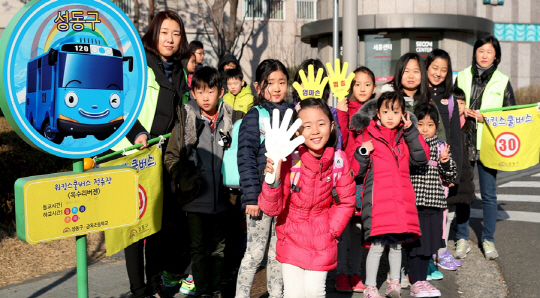 서울 성동구 금옥 초등학교 학생들이 ‘워킹 스쿨버스’ 지도로 교통안전을 배우고 있다. /사진제공=서울시