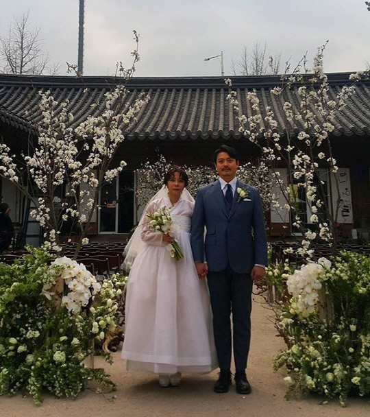 최진이 윤우현, 결혼식 사진 공개…“그대와 나 손 꼭 잡고 이 길을 걷는다”