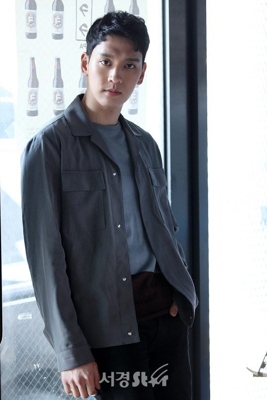 배우 최태준이 21일 오후 서울 성수동의 한 카페에서 인터뷰를 갖기 전 포토타임을 갖고 있다.