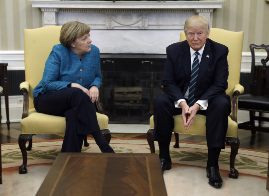 도널드 트럼프(오른쪽) 미국 대통령과 앙겔라 메르켈(왼쪽) 독일 총리/워싱턴DC=AP연합뉴스