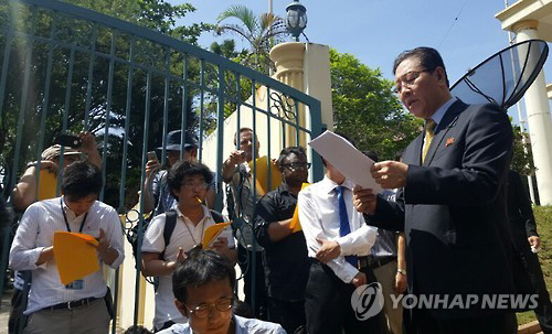 북한은 김정남의 시신 인도 등과 관련해서 말레이 정부와 비공개 협상을 진행해오고 있다. 사진은 말레이시아 주재 강철 북한 대사가 20일 대사관 앞 기자회견에서 “말레이 경찰 수사결과를 믿을 수 없다”고 주장하는 모습./연합뉴스