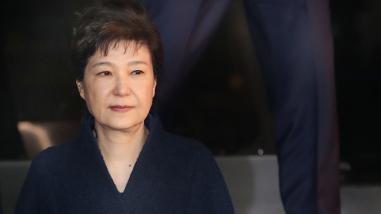 뇌물수수 등 13가지 혐의를 받고 있는 박근혜 전 대통령이 22일 오전 서울 서초구 중앙지검에서 조사를 받은 뒤 자택으로 향하고 있다.  / 연합뉴스