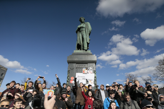 26일(현지시간) 러시아 모스크바에서 드미트리 메드베데프 총리의 부정축재를 규탄하는 시민들이 알렉산더 푸슈킨 동상 앞에서 모여 구호를 외치고 있다./모스크바=AP연합뉴스