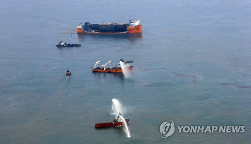 세월호(맨 위)가 26일 반잠수선 갑판에 선적된 가운데 인근 해역에서 기름 방제가 한창이다.