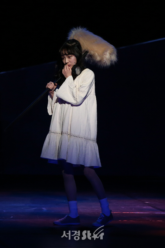 배우 이유정이 27일 오후 서울 용산구 국립중앙박물관 극장 용에서 로보틱 아트 퍼포먼스 ‘로봇나무’ 시연을 선보이고 있다.