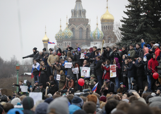 26일(현지시간) 러시아 제2 도시 상트페테르부르크의 마르스 광장에서 시민들이 블라디미르 푸틴 대통령과 드미트리 메드베데프 총리 등 고위공직자의 부패 척결을 요구하며 반정부시위를 벌이고 있다. 이날 수도 모스크바를 비롯한 주요 도시 십수 곳에서 5년여 만에 최대 규모의 시위가 발발하면서 야권 운동가인 알렉세이 나발니를 비롯한 500여명의 시위대가 경찰에 연행됐다. 러시아 법원은 나발니에게 경찰 명령 불이행 등의 혐의를 물어 구금 및 벌금형을 내렸다.  /상트페테르부르크=AP연합뉴스