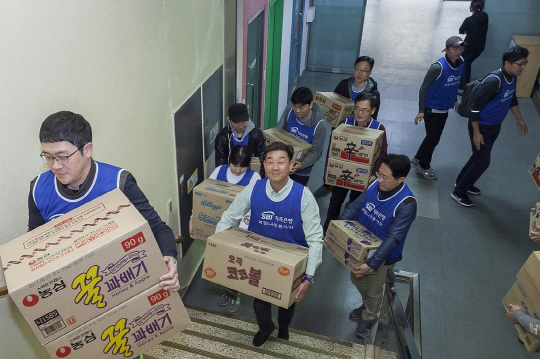 임진구(왼쪽 두번째) SBI저축은행 대표가 지난 25일 서울시 용산구 후암동에 위치한 영락보린원에서 임직원들과 봉사활동을 하고 있다. /사진제공=SBI저축은행