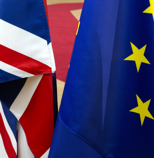 영국 국기(왼쪽)와 유럽연합(EU) 깃발 /런던=AP연합뉴스