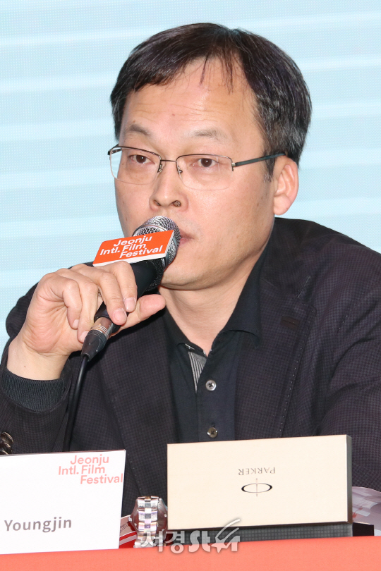 김영진 프로그래머가 27일 열린 제18회 전주국제영화제 기자회견에서 인사말을 하고 있다.