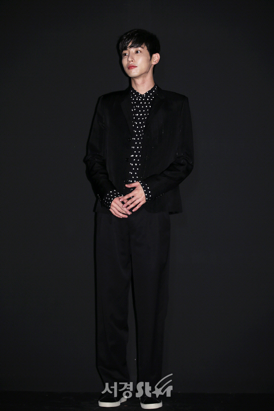 배우 이수혁이 27일 오후 서울 강남구 분더샵 청담에서 진행된 모 패션브랜드 컬렉션 런칭 기념 포토콜에서 포즈를 취하고 있다.