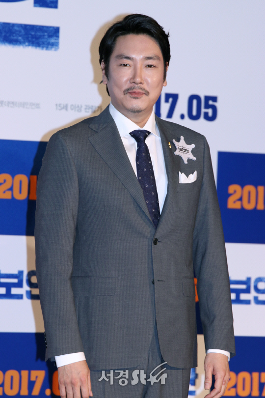 조진웅이 27일 열린 영화 ‘보안관’ 제작보고회에서 포토타임을 갖고 있다.