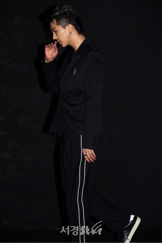 그룹 위너 멤버 송민호가 27일 오후 서울 강남구 분더샵 청담에서 진행된 모 패션브랜드 컬렉션 런칭 기념 포토콜에서 포즈를 취하고 있다.