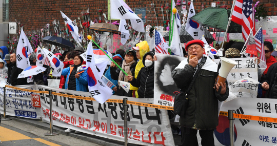 검찰이 박근혜 전 대통령에 대해 구속영장을 청구한 27일 서울 삼성동 박 전 대통령 자택 주변에 모여든 지지자들이 태극기를 흔들면서 확성기를 이용해 검찰을 비판하고 있다.  /송은석기자