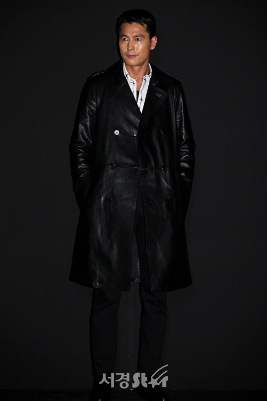 배우 정우성이 27일 오후 서울 강남구 분더샵 청담에서 진행된 모 패션브랜드 컬렉션 런칭 기념 포토콜에서 포즈를 취하고 있다.