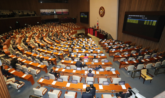 국회가 28일 오전 본회의를 열고 세월호 선체조사위원회 위원 선출안을 가결하고 있다. /연합뉴스