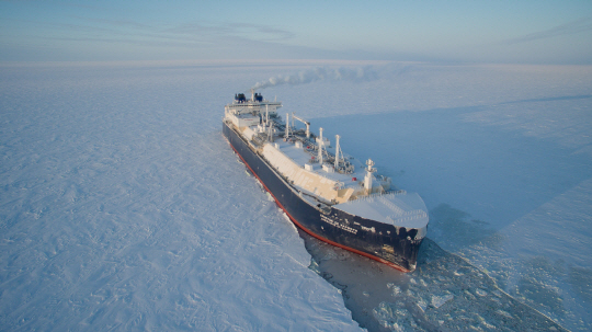 대우조선해양이 세계 최초로 건조한 쇄빙 액화천연가스(LNG) 운반선이 얼음을 깨면서 운항하고 있다./사진제공=대우조선해양