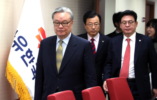 인명진(왼쪽)자유한국당 비상대책위원장이 서울 여의도 당사에서 열린 회의를 주재하기 위해 입장하고 있다./연합뉴스