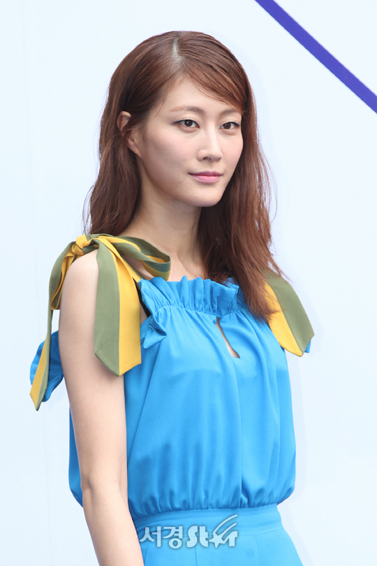 BIG PARK 컬렉션 쇼에 참석한 이현이가 포토타임을 갖고 있다.
