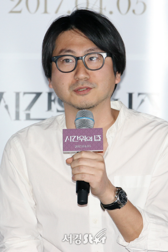 임대웅 감독이 28일 열린 영화 ‘시간위의 집’ 언론시사회에서 인사말을 하고 있다.