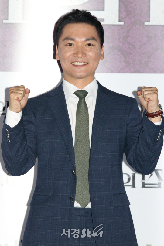 조재윤이 28일 열린 영화 ‘시간위의 집’ 언론시사회에서 포토타임을 갖고 있다.
