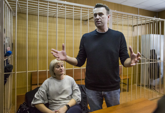 러시아 야권 지도자 알렉세이 나발니(오른쪽)가 27일(현지시간) 모스크바 법정에서 발언하고 있다./ 모스크바=연합뉴스