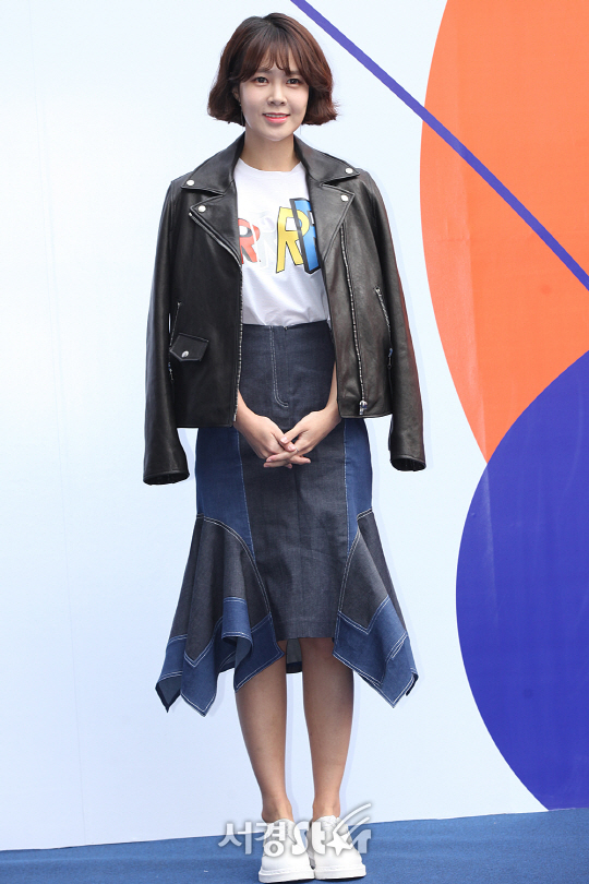RUBINA 컬렉션 쇼에 참석한 최윤영이 포토타임을 갖고 있다.