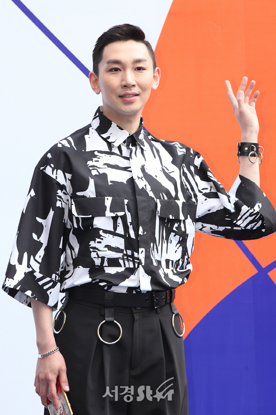 RESURRECTION 컬렉션 쇼에 참석한 김호영이 포토타임을 갖고 있다.