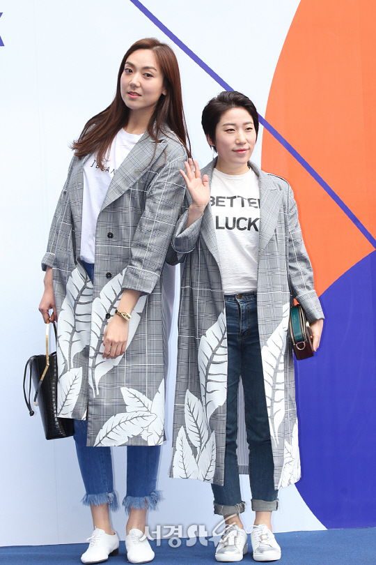 RUBINA 컬렉션 쇼에 참석한 이은형과 김영희가 포토타임을 갖고 있다.