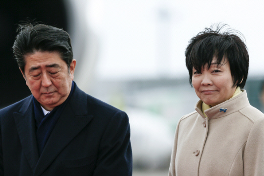 아베 신조(왼쪽) 일본 총리와 부인인 아베 아키에./도쿄=EPA연합뉴스