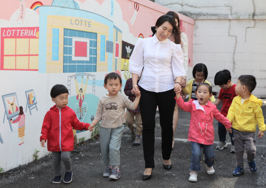 롯데백화점이 2010년 업계 최초로 문을 연 서울시 중구 직장어린이집에서 아이들이 선생님과 함께 산책하고 있다. /사진제공=롯데백화점