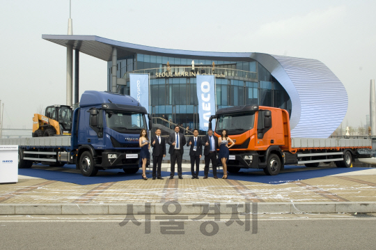 최정식(왼쪽 둘째) 이베코 코리아 대표 등 회사 관계자들이 28일 서울마리나클럽앤요트에서 새로 선보인 중형 트럭, 뉴 유로카고 앞에서 포즈를 취하고 있다./사진=이베코 코리아