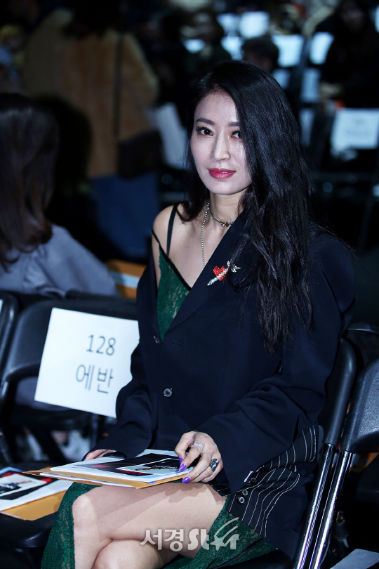 가수 황보가 28일 오후 서울 중구 동대문디자인플라자(DDP)에서 열린 ‘2017 F/W 헤라 서울 패션위크’ MUNN 컬렉션 쇼에 참석하고 있다.