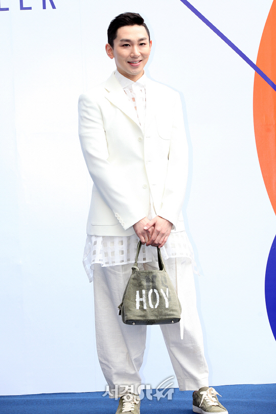 CARUSO 컬렉션 쇼에 참석한 김호영이 포토타임을 갖고 있다.