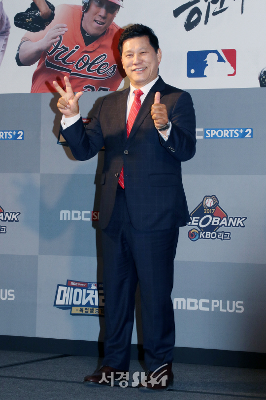 허구연이 28일 열린 MBC스포츠플러스 2017 시즌 야구 기자간담회에서 포토타임을 갖고 있다.