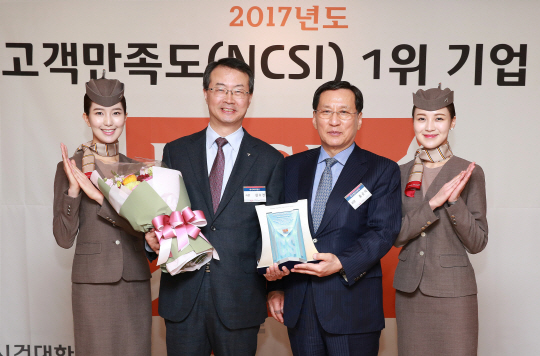 김수천(왼쪽 둘째) 아시아나항공 사장이 서울 소공동 롯데호텔에서 진행된 ‘2017년도 NCSI 시상식’에서 국내항공부문과 국제항공부문 3년 연속 고객 만족도 1위 항공사에 선정된 이후 트로피를 들고 촬영을 하고 있다./사진제공=아시아나항공