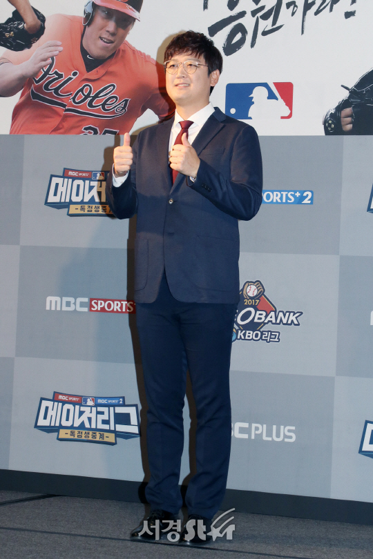 김선우가 28일 열린 MBC스포츠플러스 2017 시즌 야구 기자간담회에서 포토타임을 갖고 있다.
